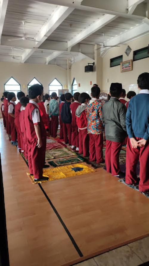 Uswatun Hasanah Primary School, Private School | We provide Indonesia infrastructure map on various property sectors and data. Access property listings, infrastructure developments, news, and valuable transaction data for informed decisions.