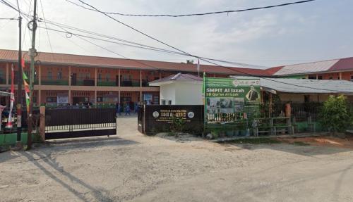 Al Izzah Integrated Islamic Junior High School, Private School | We provide Indonesia infrastructure map on various property sectors and data. Access property listings, infrastructure developments, news, and valuable transaction data for informed decisions.
