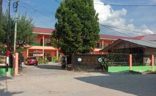 Al Izzah Integrated Islamic Junior High School, Private School | We provide Indonesia infrastructure map on various property sectors and data. Access property listings, infrastructure developments, news, and valuable transaction data for informed decisions.
