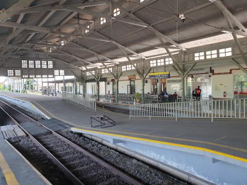 Bojonegoro Station, Intercity Station | We provide Indonesia infrastructure map on various property sectors and data. Access property listings, infrastructure developments, news, and valuable transaction data for informed decisions.