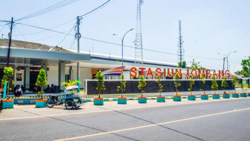 Jombang Station, Intercity Station | We provide Indonesia infrastructure map on various property sectors and data. Access property listings, infrastructure developments, news, and valuable transaction data for informed decisions.