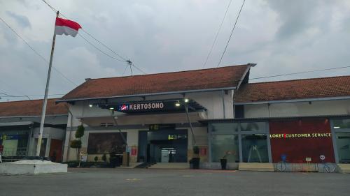 Kertosono Station, Intercity Station | We provide Indonesia infrastructure map on various property sectors and data. Access property listings, infrastructure developments, news, and valuable transaction data for informed decisions.
