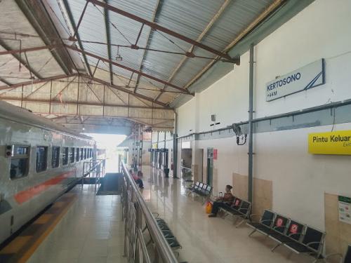 Kertosono Station, Intercity Station | We provide Indonesia infrastructure map on various property sectors and data. Access property listings, infrastructure developments, news, and valuable transaction data for informed decisions.
