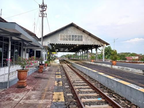 Nganjuk Station, Intercity Station | We provide Indonesia infrastructure map on various property sectors and data. Access property listings, infrastructure developments, news, and valuable transaction data for informed decisions.