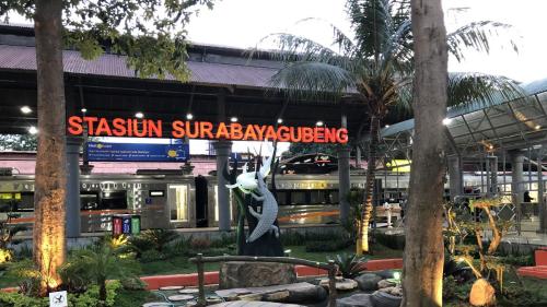 Surabaya Gubeng Station, Intercity Station | We provide Indonesia infrastructure map on various property sectors and data. Access property listings, infrastructure developments, news, and valuable transaction data for informed decisions.