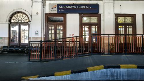 Surabaya Gubeng Station, Intercity Station | We provide Indonesia infrastructure map on various property sectors and data. Access property listings, infrastructure developments, news, and valuable transaction data for informed decisions.