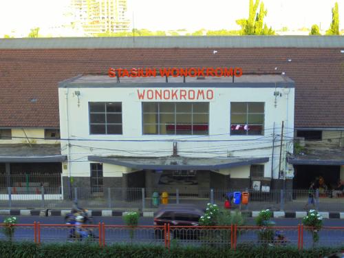 Wonokromo Station, Intercity Station | We provide Indonesia infrastructure map on various property sectors and data. Access property listings, infrastructure developments, news, and valuable transaction data for informed decisions.