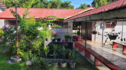 Lentera Harapan Junior High  school, Private School | We provide Indonesia infrastructure map on various property sectors and data. Access property listings, infrastructure developments, news, and valuable transaction data for informed decisions.