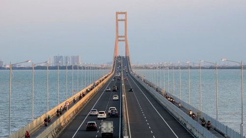 Jl. Tol Jembatan Suramadu, Toll Road, Jasa Marga (Persero)  | We provide Indonesia infrastructure map on various property sectors and data. Access property listings, infrastructure developments, news, and valuable transaction data for informed decisions.