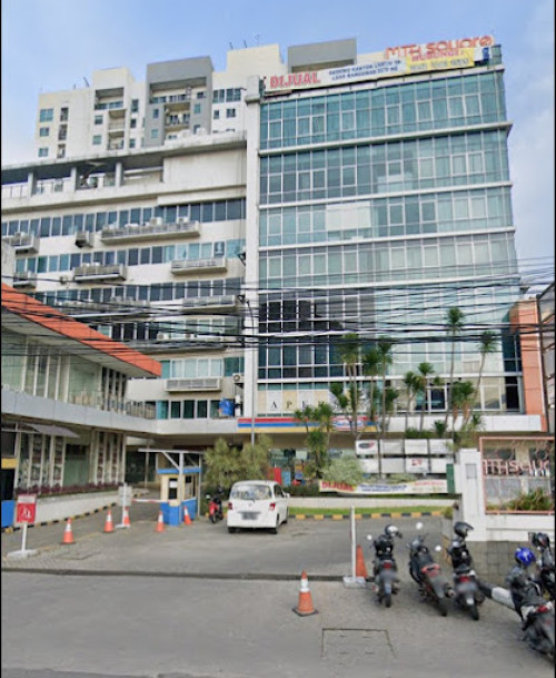 MT Haryono Square atau MTH Square terletak di kawasan Jatinegara, Jakarta Timur. MTH Square terdiri dari 260 unit apartemen, 43 unit shopping arcade bernama Cit...