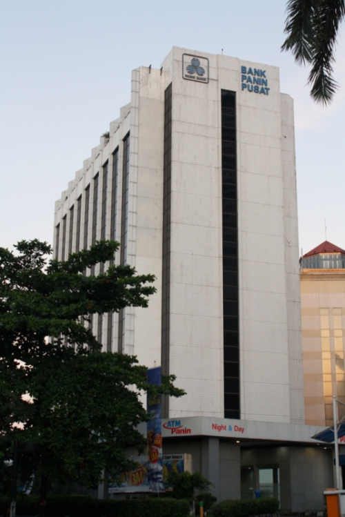 Gedung Bank Panin Senayan beralamat di Jalan Jendral Sudirman, Senayan, Jakarta Pusat. Gedung ini dibangun pada tahun 1980, terdiri dari 9 lantai dengan total l...