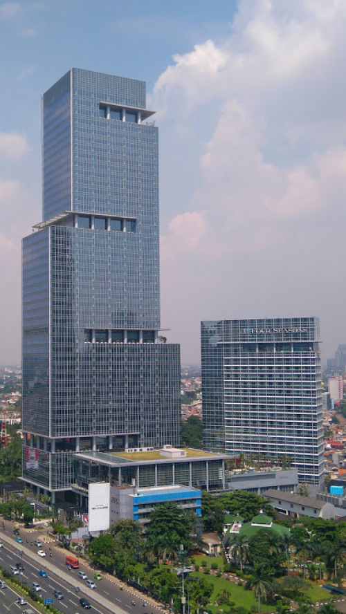 Capital Place beralamat di Gatot Subroto, Jakarta Selatan. Gedung ini memiliki tinggi 215,1 meter, terdiri dari 48 lantai dengan total luas bangunan 90.511 mete...