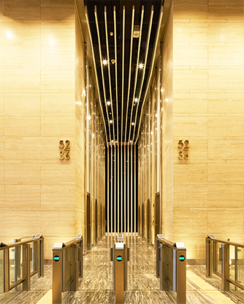 Capital Place beralamat di Gatot Subroto, Jakarta Selatan. Gedung ini memiliki tinggi 215,1 meter, terdiri dari 48 lantai dengan total luas bangunan 90.511 mete...