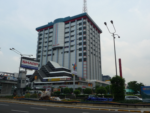 Gedung Sarinah adalah gedung perkantoran  yang terletak di jantung bisnis kota, tepatnya pada Jl. M.H. Thamrin, Jakarta Selatan. Gedung ini memiliki 15 lantai d...