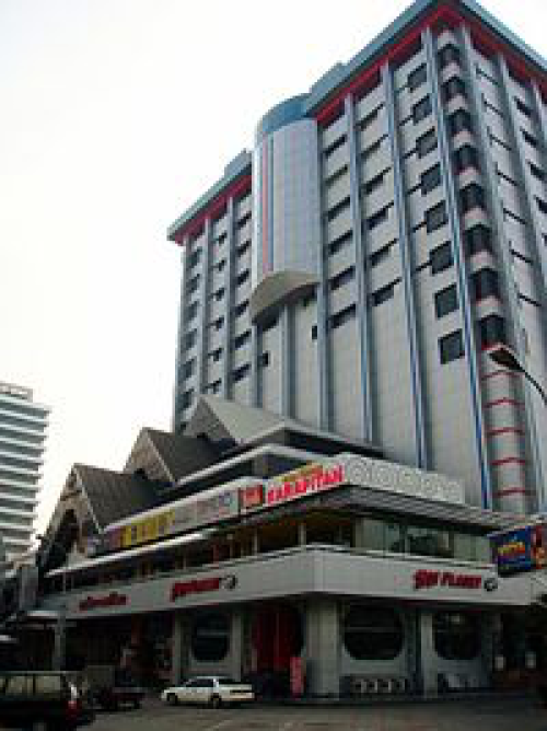 Gedung Sarinah adalah gedung perkantoran  yang terletak di jantung bisnis kota, tepatnya pada Jl. M.H. Thamrin, Jakarta Selatan. Gedung ini memiliki 15 lantai d...