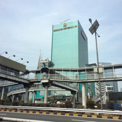 Gedung Veteran yang dikenal sebagai Gedung Veteran Republik Indonesia (GVRI) berada di Jalan Jendral Sudirman Kav. 50, Jakarta Selatan. Gedung ini merupakan ban...