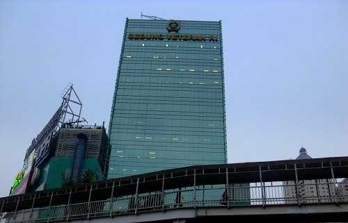 Gedung Veteran yang dikenal sebagai Gedung Veteran Republik Indonesia (GVRI) berada di Jalan Jendral Sudirman Kav. 50, Jakarta Selatan. Gedung ini merupakan ban...