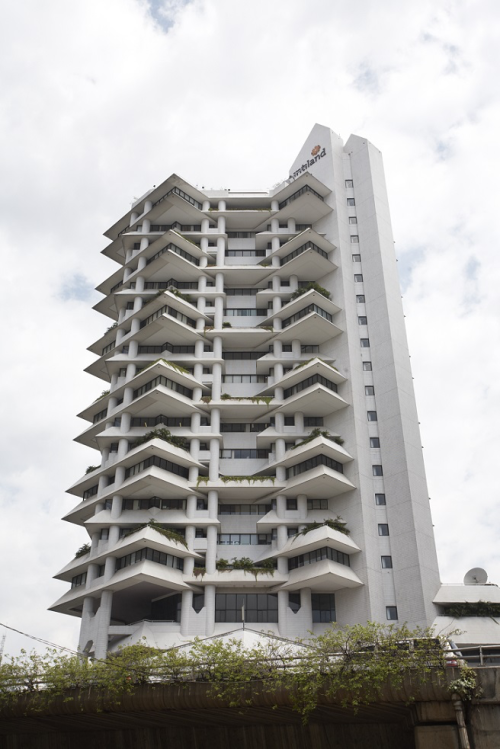 Intiland atau juga dikenal sebagai Intiland tower merupakan gedung perkantoran  yang tersedia untuk disewakan. Gedung ini berada di salah satu area pusat kawasa...