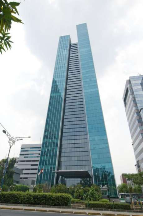 Menara Palma berada di Jalan Rasuna Said, Jakarta  Selatan. Gedung ini didirikan oleh PT Wanamitra Permai, terdiri dari 30 lantai dengan total luas bangunan sek...