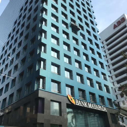 Summitmas 1 merupakan gedung perkantoran  yang berada kawasan bisnis Senayan, Jakarta Selatan. Gedung ini dikelola dan dikembangkan oleh perusahaan Jepang, yait...