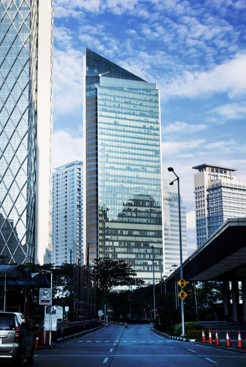 Gedung The Energy berada di kawasan SCBD Sudirman, Jakarta Selatan. Gedung ini terdiri dari 43 lantai dengan total luas bangunan 65.774 meter persegi. Gedung Th...