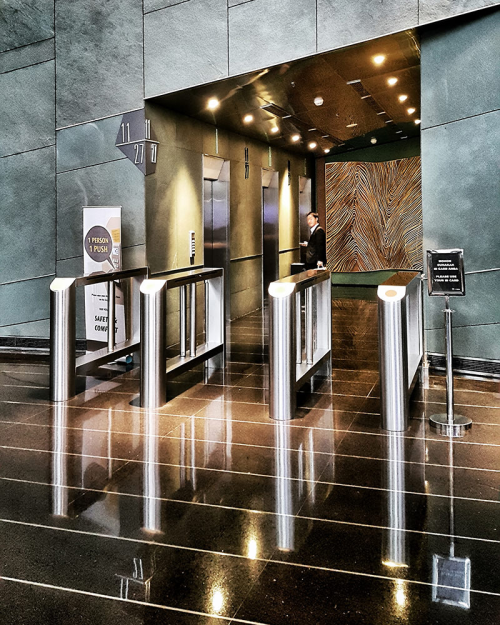 Gedung The Energy berada di kawasan SCBD Sudirman, Jakarta Selatan. Gedung ini terdiri dari 43 lantai dengan total luas bangunan 65.774 meter persegi. Gedung Th...