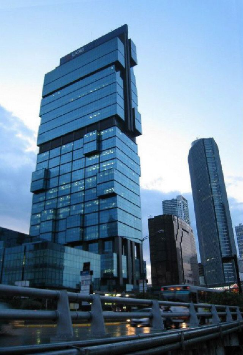UOB Plaza berlokasi di Jalan Thamrin, Jakarta Pusat. Gedung ini terdiri dari 46 lantai dengan total luas bangunan 41.373 meter persegi. UOB Plaza memiliki desai...