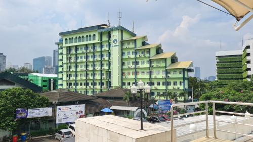 Al Azhar 1 Senior High School Kebayoran Baru, Private School | We provide Indonesia infrastructure map on various property sectors and data. Access property listings, infrastructure developments, news, and valuable transaction data for informed decisions.