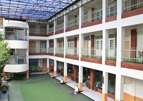 Labschool Kindergarten School Rawamangun, Private School | We provide Indonesia infrastructure map on various property sectors and data. Access property listings, infrastructure developments, news, and valuable transaction data for informed decisions.