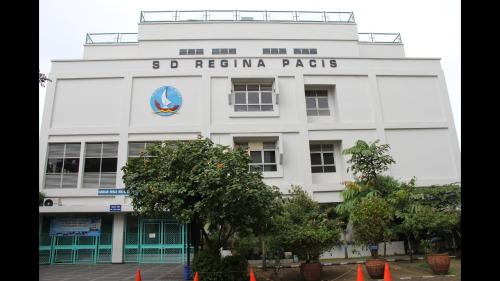 Regina Pacis Primary School, Private School | We provide Indonesia infrastructure map on various property sectors and data. Access property listings, infrastructure developments, news, and valuable transaction data for informed decisions.