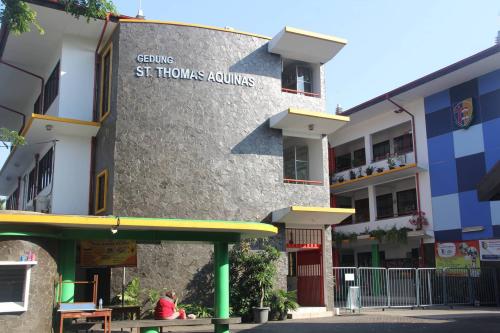 Santo Andreas Primary School, Private School | We provide Indonesia infrastructure map on various property sectors and data. Access property listings, infrastructure developments, news, and valuable transaction data for informed decisions.