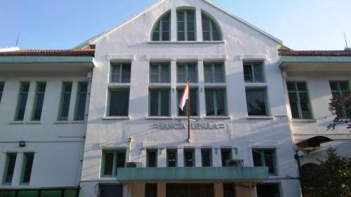 Santa Ursula Junior High School, Private School | We provide Indonesia infrastructure map on various property sectors and data. Access property listings, infrastructure developments, news, and valuable transaction data for informed decisions.