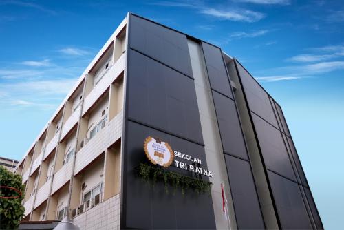 Tri Ratna Junior High School Jakarta, Private School | We provide Indonesia infrastructure map on various property sectors and data. Access property listings, infrastructure developments, news, and valuable transaction data for informed decisions.