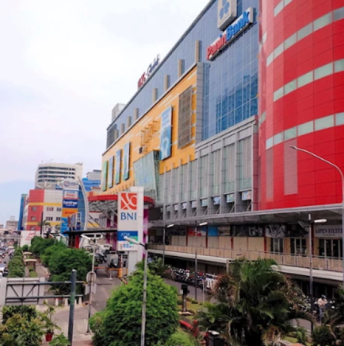 LTC Glodok adalah pusat perdagangan modern yang terletak di kawasan Lindeteves, Jakarta Barat. Dibangun oleh PT Citra Gemilang Nusantara pada tahun 2006, LTC Gl...
