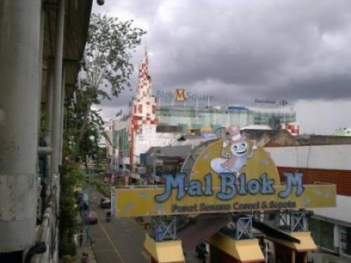 Blok M Mall merupakan pusat perbelanjaan yang terletak di Jalan Sultan Hasanudin, Kecamatan Kebayoran Baru, Jakarta Selatan. Pusat perbelanjaan yang dibangun ol...