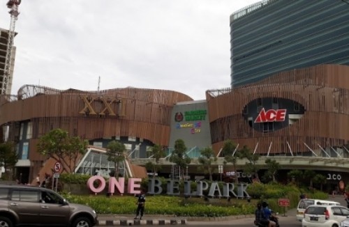 One Bell Park Mall berlokasi di Jl. RS. Fatmawati Raya, Cilandak, Jakarta Selatan. Mall ini memiliki luas lebih dari 24.000 meter persegi. One Bell Park Mall me...