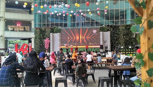 One Bell Park Mall berlokasi di Jl. RS. Fatmawati Raya, Cilandak, Jakarta Selatan. Mall ini memiliki luas lebih dari 24.000 meter persegi. One Bell Park Mall me...