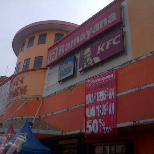 City Plaza Cengkareng atau biasa disebut Ciplaz Cengkareng terletak di Jalan Lingkar Luar Barat, Kecamatan Cengkareng, Kota Jakarta Barat. Pusat perbelanjaan in...