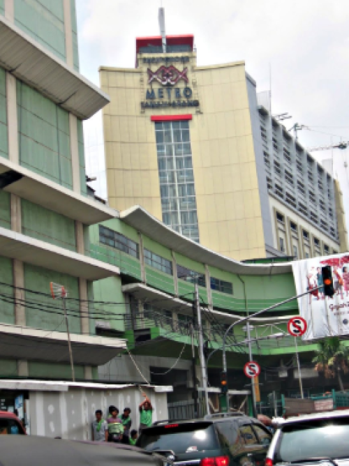 Pasar Glodok merupakan pasar yang menjadi ikon eksotis di kawasan Pecinan Jakarta. Kawasan ini terkenal dengan pusat elektronik, pasar jalanan, dan kuil-kuil Bu...