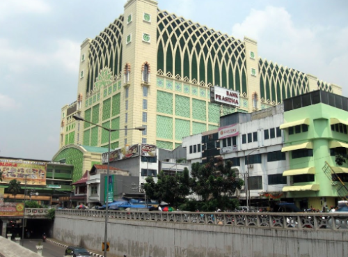 Pasar Glodok merupakan pasar yang menjadi ikon eksotis di kawasan Pecinan Jakarta. Kawasan ini terkenal dengan pusat elektronik, pasar jalanan, dan kuil-kuil Bu...