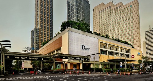 Plaza Indonesia atau biasa disebut PI merupakan pusat perbelanjaan yang terletak di Jalan MH Thamrin, Kecamatan Menteng, Jakarta Pusat. Pusat perbelanjaan ini r...