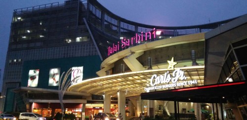Plaza Semanggi merupakan pusat perbelanjaan yang terletak di Simpang Susun Semanggi, Jalan Jendral Sudirman, Jakarta Selatan. Pusat perbelanjaan yang dibangun o...