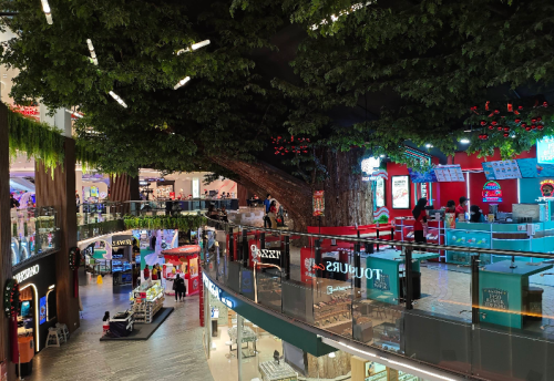 Plaza Semanggi merupakan pusat perbelanjaan yang terletak di Simpang Susun Semanggi, Jalan Jendral Sudirman, Jakarta Selatan. Pusat perbelanjaan yang dibangun o...