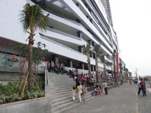 The Baywalk atau Baywalk Mall berada di Jakarta Utara, tepatnya di di Jalan Pluit Karang Ayu B1 Utara, Pluit.  Lokasi mall ini cukup unik sehingga disebut sebag...