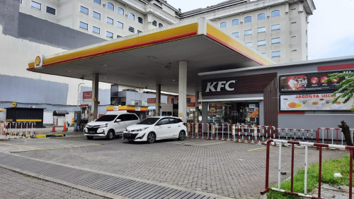 SPBU Shell Mampang Prapatan, Gas Station | We provide Indonesia infrastructure map on various property sectors and data. Access property listings, infrastructure developments, news, and valuable transaction data for informed decisions.