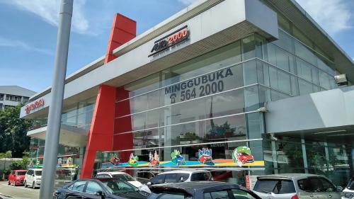 Toyota AUTO2000 Daan Mogot, Automotive Dealership | We provide Indonesia infrastructure map on various property sectors and data. Access property listings, infrastructure developments, news, and valuable transaction data for informed decisions.