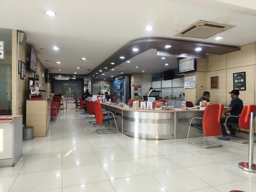 Toyota AUTO2000 Daan Mogot, Automotive Dealership | We provide Indonesia infrastructure map on various property sectors and data. Access property listings, infrastructure developments, news, and valuable transaction data for informed decisions.