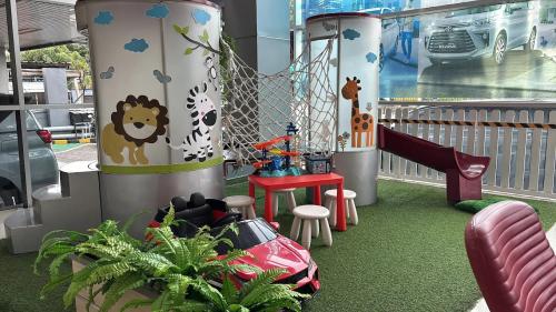 Toyota AUTO2000 Daan Mogot, Automotive Dealership | We provide Indonesia infrastructure map on various property sectors and data. Access property listings, infrastructure developments, news, and valuable transaction data for informed decisions.