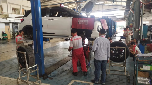 Toyota AUTO2000 Kalimalang, Automotive Dealership | We provide Indonesia infrastructure map on various property sectors and data. Access property listings, infrastructure developments, news, and valuable transaction data for informed decisions.