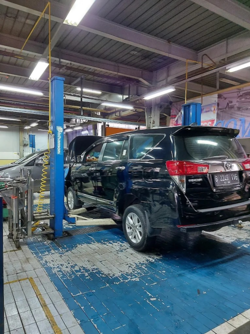 Toyota AUTO2000 Salemba, Automotive Dealership | We provide Indonesia infrastructure map on various property sectors and data. Access property listings, infrastructure developments, news, and valuable transaction data for informed decisions.